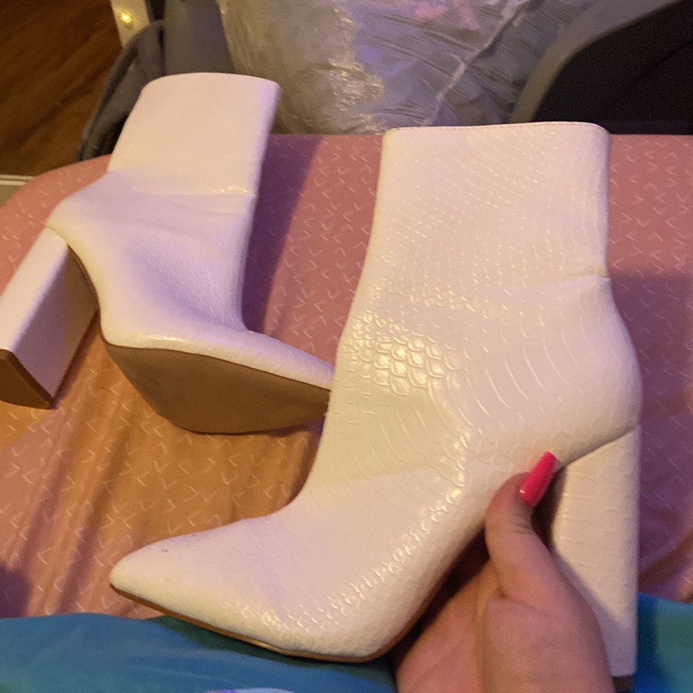 $25 OBO prettylittlething white snake skin heels size:6